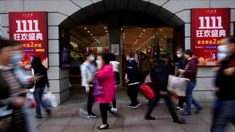 Từ đầu tháng tới ngày Lễ Độc thân (11/11) - ngày hội mua sắm trực tuyến hàng đầu Trung Quốc - số lượng đơn hàng giao tận nơi đã giảm 11% so với cùng giai đoạn năm 2021 - Ảnh: Reuters