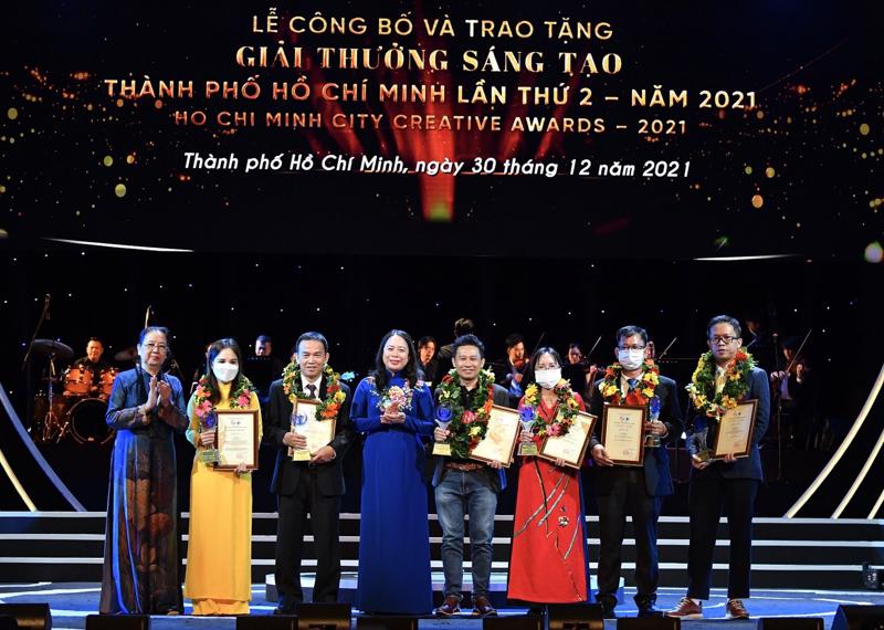 Phó Chủ tịch nước Võ Thị Ánh Xuân trao Giải thưởng sáng tạo TP.HCM lần thứ 2 - năm 2021 (Ảnh: Việt Dũng)