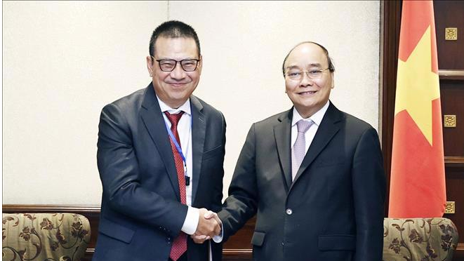 State President Nguyen Xuan Phuc and Mr. Roongrote Rangsiyopash, President & CEO of SCG. Photo: VNA