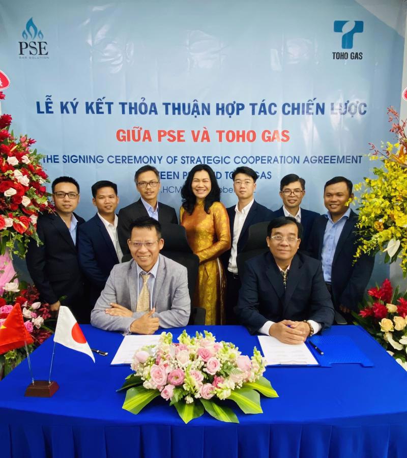 Representatives from both parties at the signing ceremony. Photo: VnEconomy