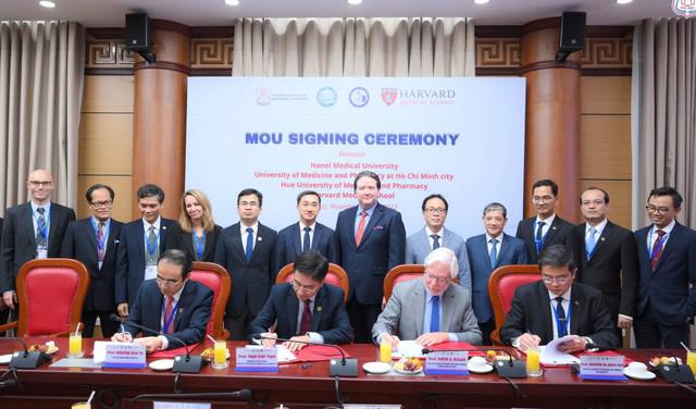 3 trường đào tạo nhân lực ngành y dược hàng đầu của Việt Nam lần đầu tiên ký kết hợp tác với Trường Y Harvard - Ảnh: VGP/HM