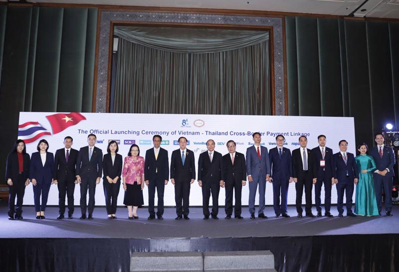 Đại diện lãnh đạo Ngân hàng Trung ương hai nước, NAPAS và các ngân hàng Việt Nam, Thái Lan trên sân khấu sự kiện.