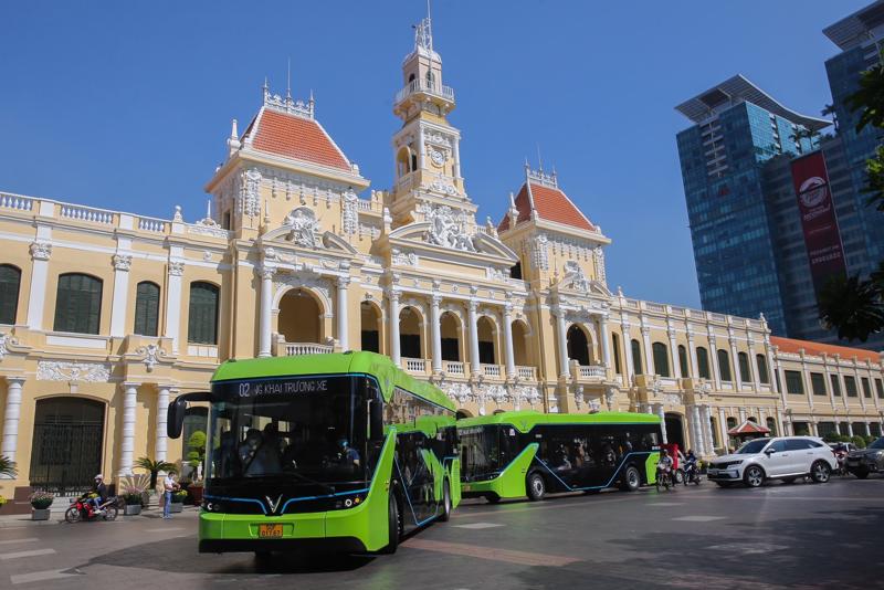 A VinFast electric bus.