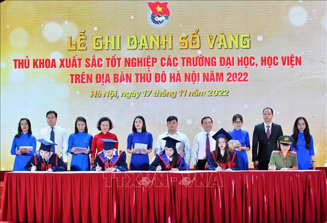 Các thủ khoa xuất sắc tốt nghiệp các trường đại học, học viện trên địa bàn Thủ đô Hà Nội năm 2022 ghi danh Sổ vàng. Ảnh: Minh Đức/TTXVN