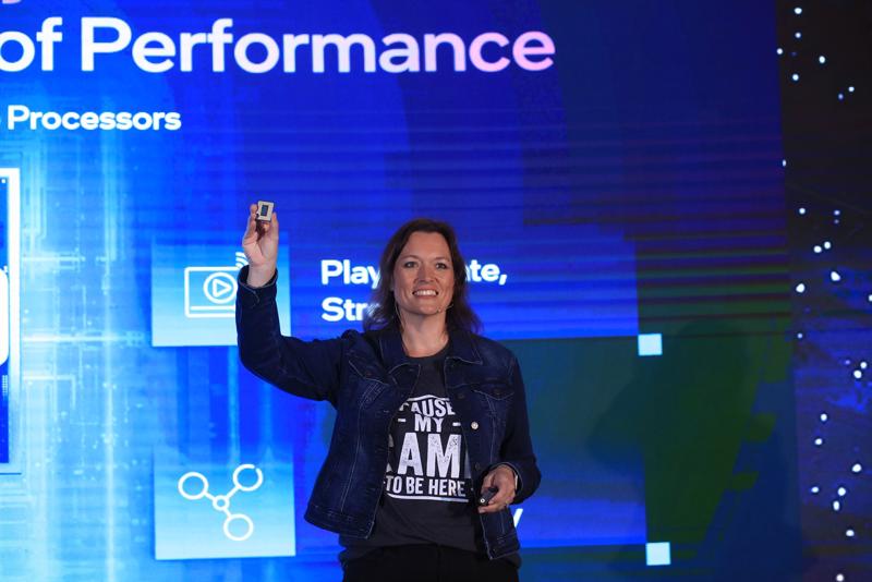 Bà Alexis Crowell, Phó Chủ tịch phụ trách Kinh doanh, Tiếp thị và Truyền thông của Intel châu Á, Úc và New Zealand giới thiệu vi xử lý Intel Core thế hệ 13 mới nhất.