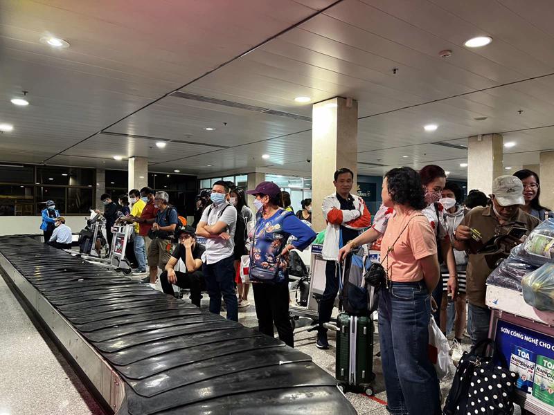 Việc phải chờ đợi hành lý lâu gây bức xúc cho hành khách tại các sân bay.