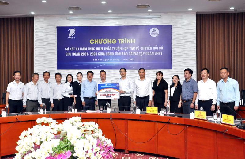 Ông Tô Dũng Thái - Chủ tịch HĐTV Tập đoàn VNPT trao số tiền 2,5 tỷ đồng để hỗ trợ Lào Cai xóa nhà tạm cho 50 hộ nghèo huyện Bảo Yên, Lào Cai.