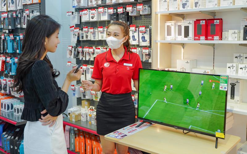 Khách hàng trải nghiệm mua sắm TV ở một cửa hàng CellphoneS.