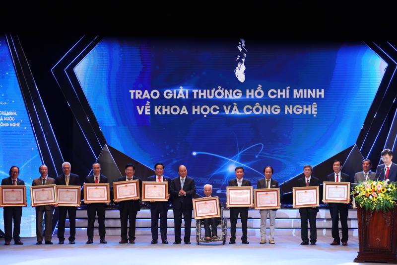 Chủ tịch nước Nguyễn Xuân Phúc trao Giải thưởng Hồ Chí Minh về Khoa học và Công nghệ cho các nhà khoa học.