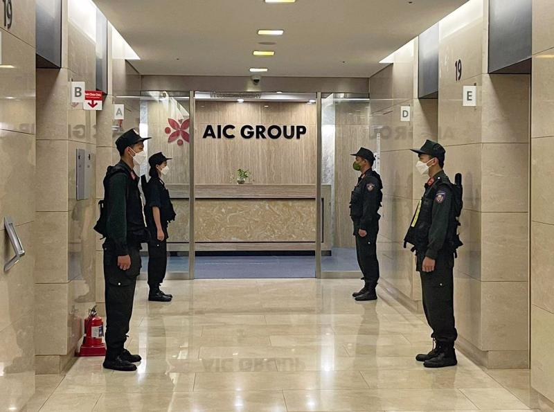 Lực lượng CSCĐ làm nhiệm bảo vệ trong quá trình khám xét tại trụ sở Công ty AIC. Ảnh: TTXVN