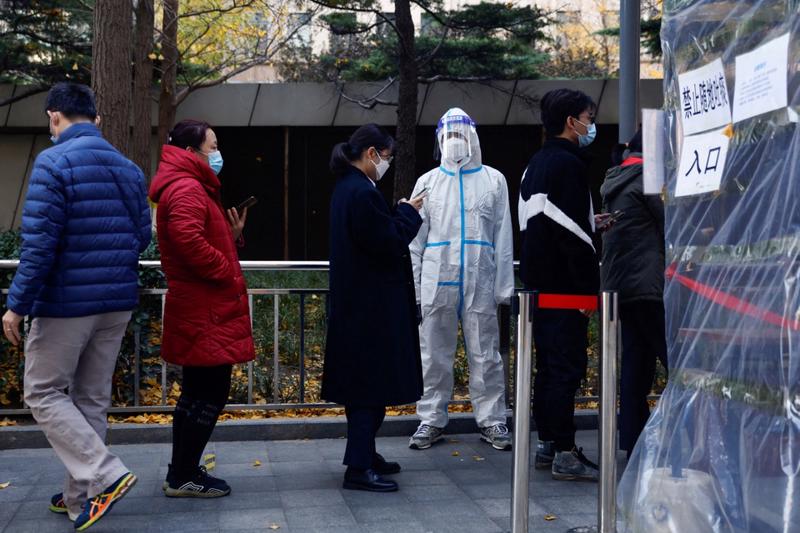 Người dân xếp hàng để làm xét nghiệm ở quận Triều Dương, Bắc Kinh, Trung Quốc. Ảnh: Reuters.
