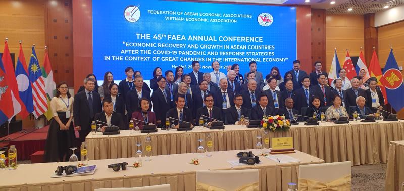 Các đại biểu tham dự hội nghị thường niên với chủ đề “Phục hồi và tăng trưởng kinh tế ở các nước ASEAN sau đại dịch Covid-19 và chiến lược ứng phó trong bối cảnh nền kinh tế có những biến động lớn” ngày 25/11/2022. Ảnh: Kiều Oanh.