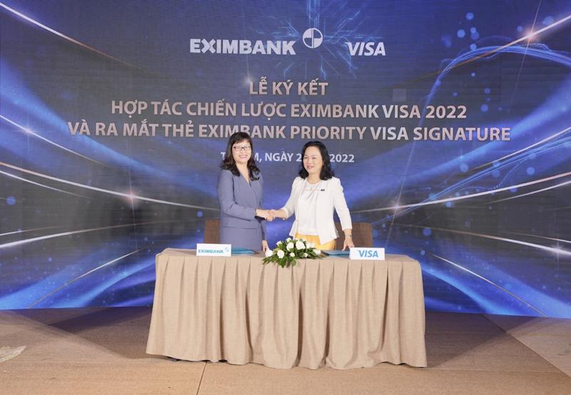 Bà Đinh Thị Thu Thảo - Phó Tổng Giám đốc Eximbank (bên trái) và bà Đặng Tuyết Dung - Giám đốc Visa Việt Nam và Lào tại lễ ký kết hợp đồng hợp tác chiến lược.