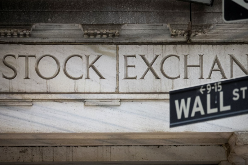 Lối vào Sở giao dịch chứng khoán New York (NYSE) - Ảnh: Reuters.