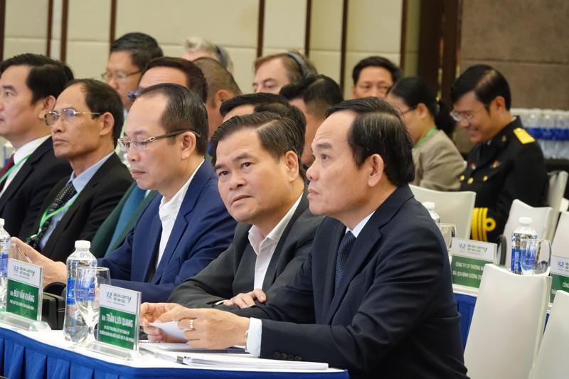 Bí thư Thành ủy Hải Phòng Trần Lưu Quang (ngoài cùng bên phải) trao đổi với các đại biểu. Ảnh - Việt Hoàng. 