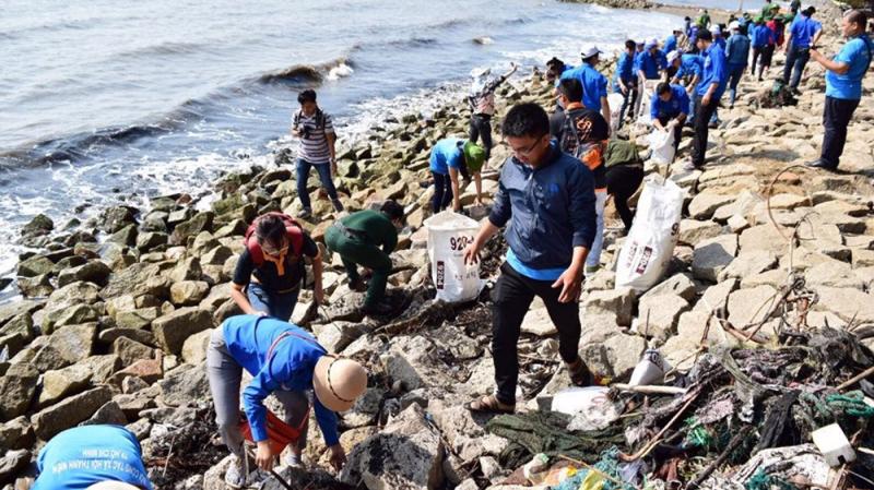 Công tác thu gom rác thải tại bãi biển trong dự án “Thúc đẩy kinh tế tuần hoàn cho rác thải nhựa tại huyện Cần Giờ”.