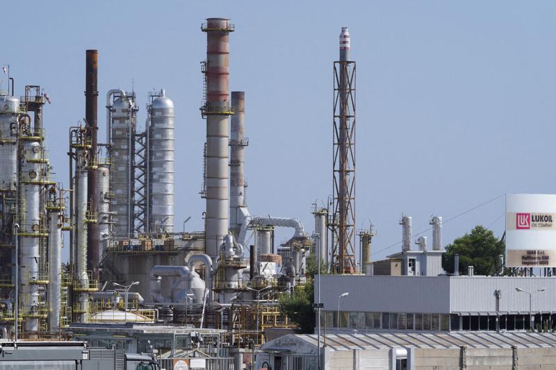 Một nhà máy lọc dầu của hãng Lukoil ở Sicily, Italy - Ảnh: Reuters.