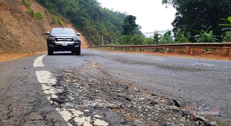 Nhiều tuyến đường bị sụt lún nghiêm trọng vẫn chưa được khắc phục.