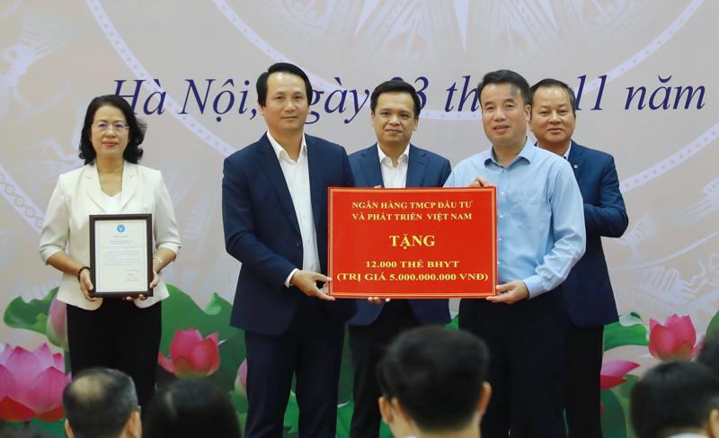 Ông Trần Long - Phó Tổng giám đốc BIDV (bên trái) đại diện ngân hàng trao tặng 12.000 thẻ bảo hiểm y tế trị giá 5 tỷ đồng.