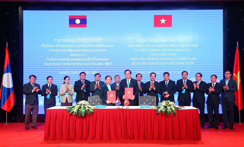 Ký kết hợp tác giữa Bộ Lao động - Thương binh và Xã hội Việt Nam và Bộ Lao động và Phúc lợi Xã hội Lào. Ảnh - MOLISA. 