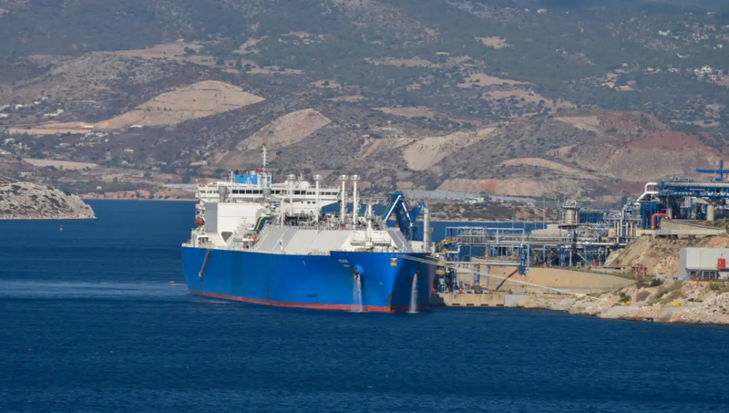 Tàu chở lô LNG đầu tiên từ nhà máy LNG Portovaya trên bờ biển Baltic của Nga đang dỡ hàng tại cảng Revithoussa gần Athens, Hy Lạp - Ảnh: Getty Images