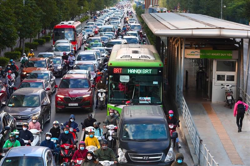 Vận tải công cộng bao gồm xe bus, tàu điện… mới đáp ứng được khoảng 18% nhu cầu đi lại của người dân.