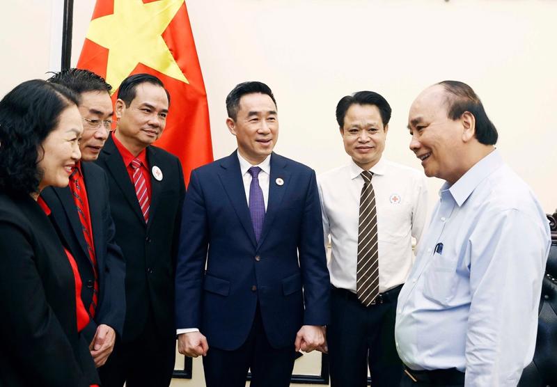 hủ tịch nước Nguyễn Xuân Phúc với lãnh đạo Trung ương Hội Chữ thập đỏ Việt Nam. Ảnh: TTXVN