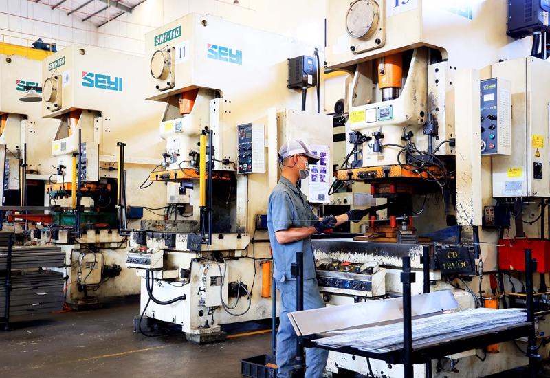 A worker at a foreign enterprise in southern Dong Nai province. Photo: VNA