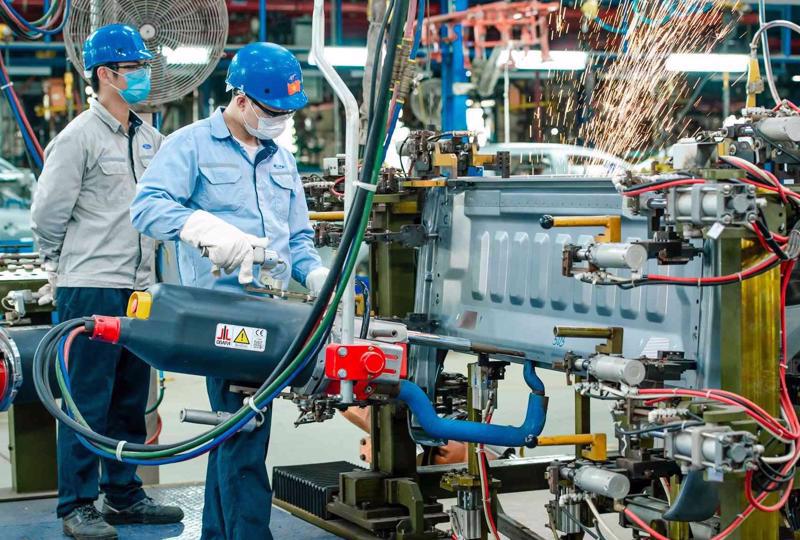 Deteriorating global economic conditions pushed Vietnam’s manufacturing sector into decline in November.