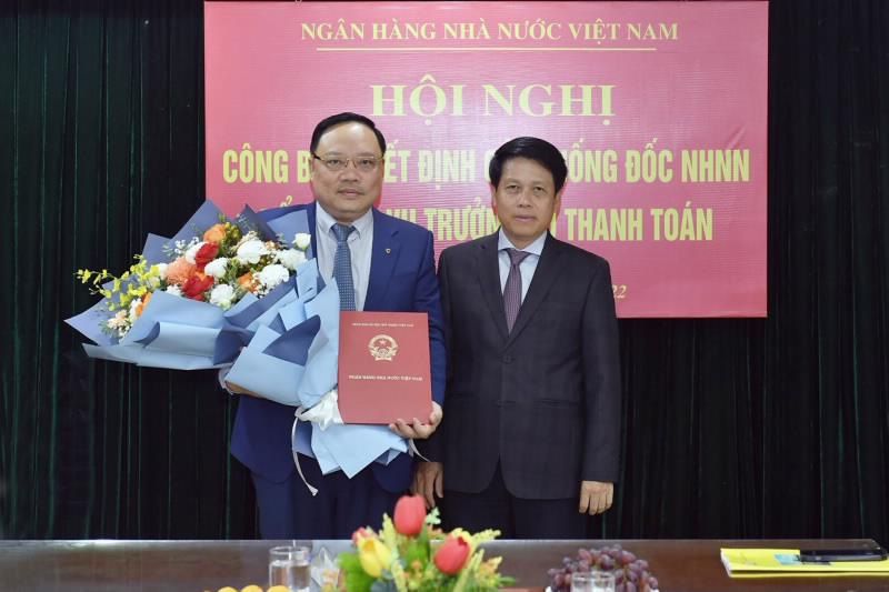 Phó Thống đốc Phạm Tiến Dũng trao quyết định cho ông Phạm Anh Tuấn