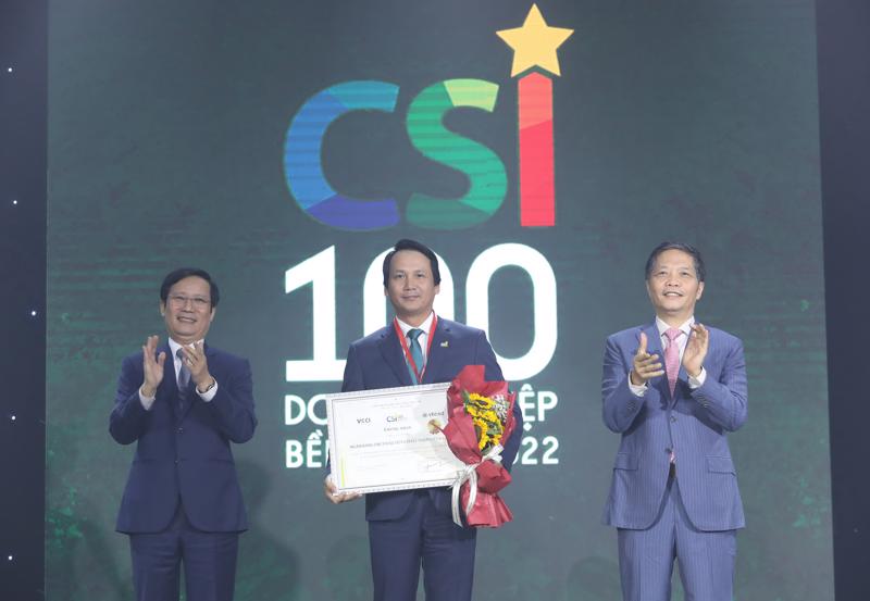 Ông Trần Long - Phó Tổng giám đốc BIDV - đại diện ngân hàng nhận giải thưởng.