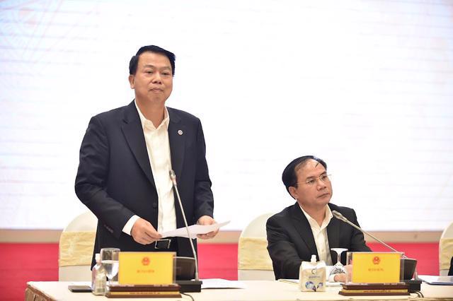 Deputy Minister of Finance Nguyen Duc Chi (standing). Photo: VnEconomy