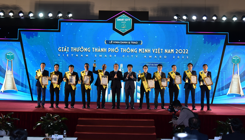 Ông Lê Quang Huy, Chủ nhiệm Uỷ ban Khoa học Công nghệ và Môi trường Quốc hội và ông Nguyễn Văn Khoa, Chủ tịch Vinasa vinh danh các đơn vị xuất sắc.