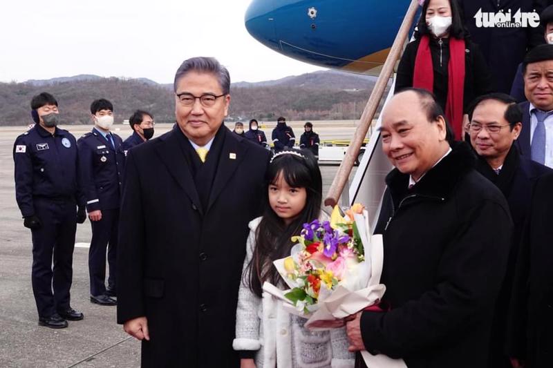 Chủ tịch nước Nguyễn Xuân Phúc và Đoàn cấp cao Việt Nam đã đến sân bay quân sự thủ đô Seoul - Ảnh: Tuổi trẻ.