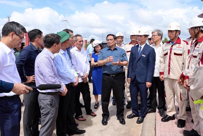 Prime Minister Pham Minh Chinh speaks with renewable energy investors and engineers in Bac Lieu province. Photo: VGP