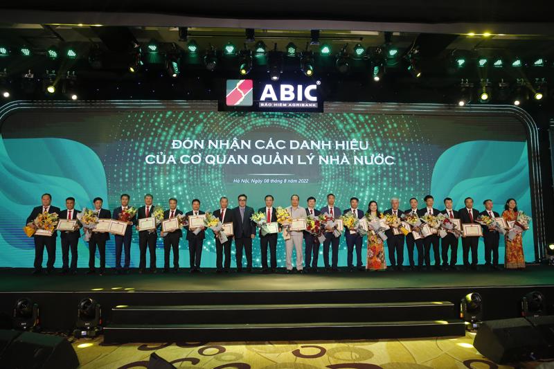 Bảo hiểm Agribank vinh dự đón nhận các danh hiệu của cơ quan quản lý nhà nước.