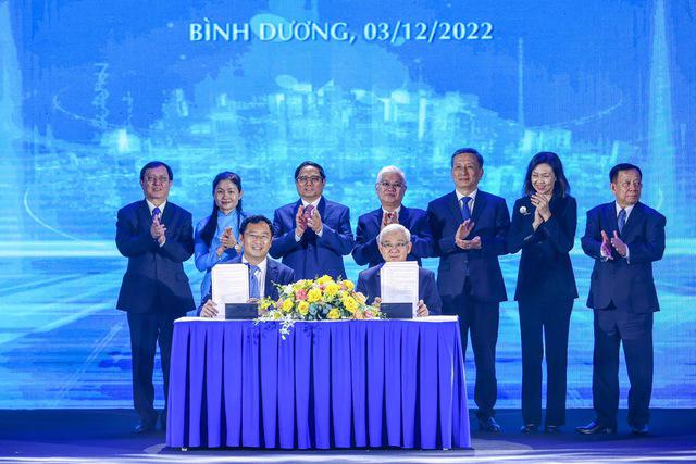 Thủ tướng Phạm Minh Chính chứng kiến lễ ký kết hợp tác phát triển hệ sinh thái khởi nghiệp đổi mới sáng tạo và hỗ trợ chuyển đổi số công nghiệp