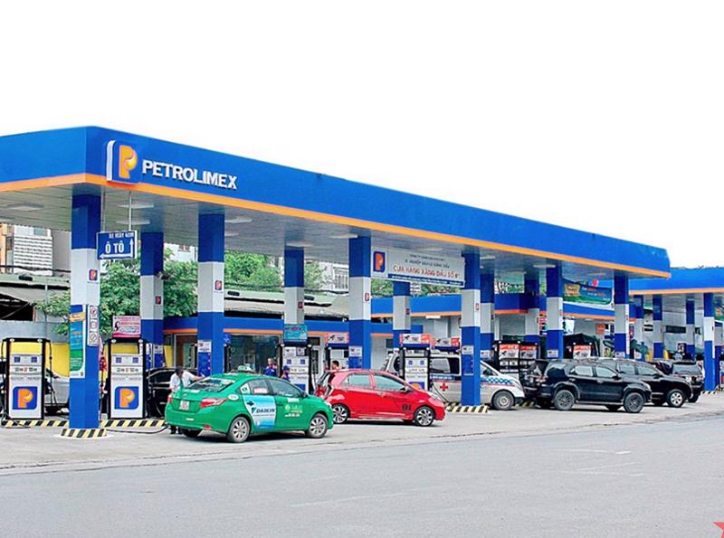Khi các nguồn cung xăng dầu khác giảm sâu, Petrolimex vẫn duy trì việc bán hàng bình thường tại 2.700 cửa hàng xăng dầu trực thuộc. 