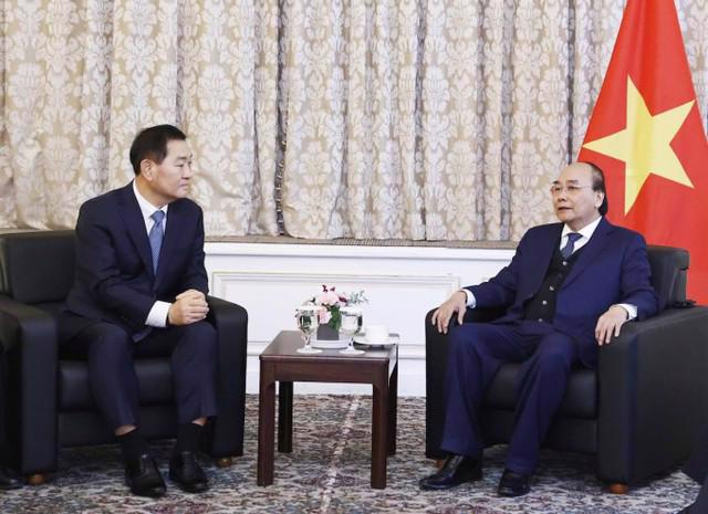 State President Nguyen Xuan Phuc (right) and Vice Chairman and CEO of Samsung Electronics Han Jong-hee.