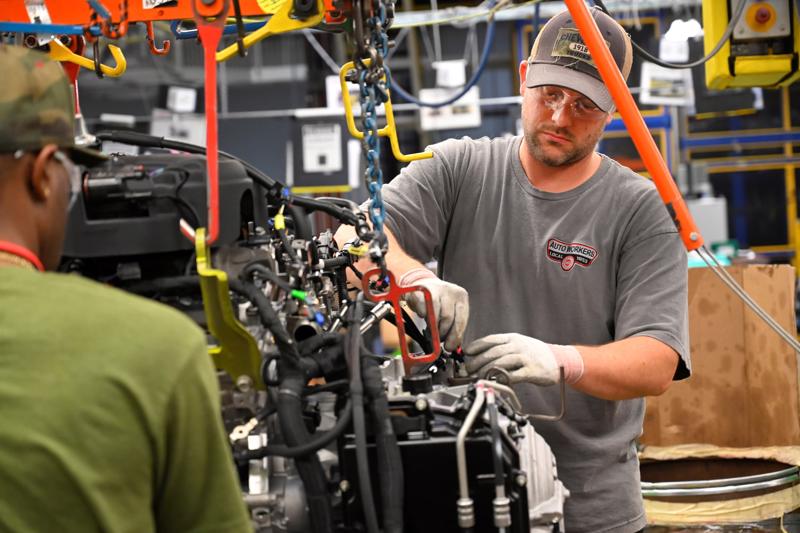 Công nhân trong một nhà máy của hãng xe GM ở Mỹ - Ảnh: Reuters.