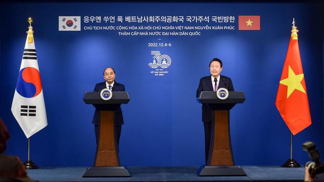 Chủ tịch nước Nguyễn Xuân Phúc và Tổng thống Hàn Quốc Yoon Suk Yeol tại buổi họp báo chiều 5/12 - Ảnh: VGP