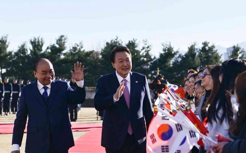 RoK President Yoon Suk-yeol and State President Nguyen Xuan Phuc at a ceremony in Seoul on December 5 welcoming the latter to the country. Photo: VGP