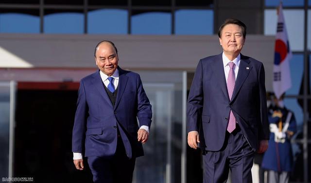 Chủ tịch nước Nguyễn Xuân Phúc và Tổng thống Yoon Seok Yeol - Ảnh: VGP
