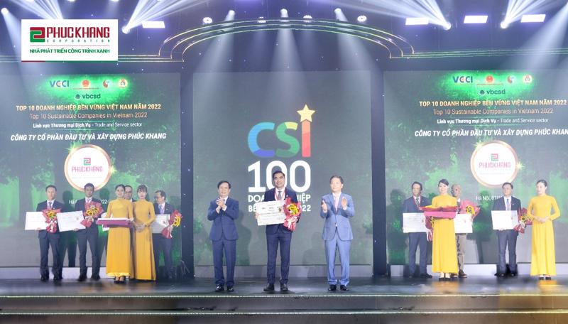 Mr. Tran Tam (center), Chairman of the Board of Directors at the Phuc Khang Corporation, receives the Certificate of Merit as a Top 10 Sustainable Business in Vietnam in 2022.