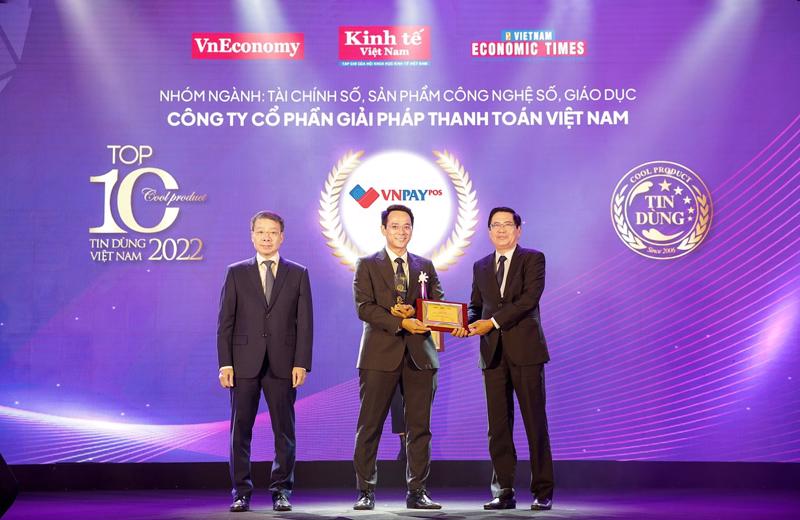 Tiến sỹ Trần Mạnh Nam - Giám đốc Kinh doanh VNPAY-POS đại diện nhận giải thưởng.