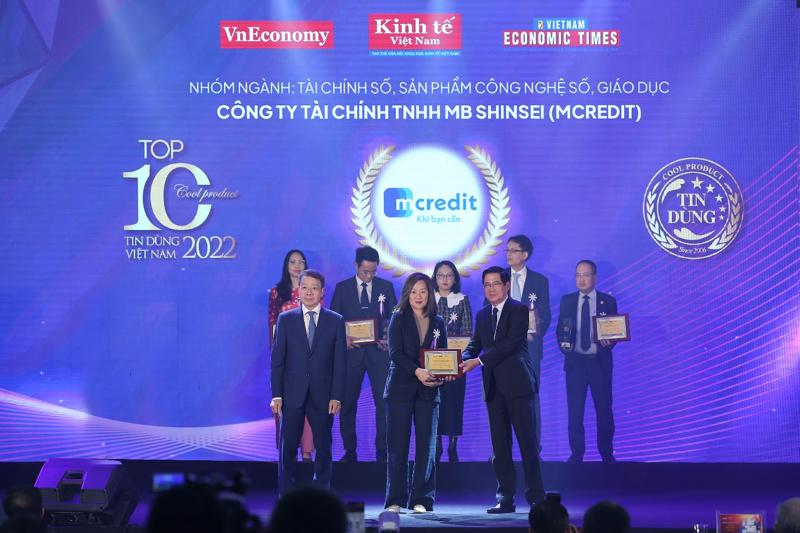 Bà Nguyễn Thị Hương Giang – Giám Đốc Khối Kinh Doanh Số Mcredit (Trưởng ban dự án Vay TikTak) vinh dự đón nhận giải thưởng.