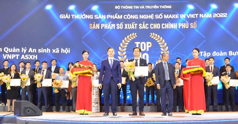 Đại diện VNPT nhận giải thưởng hạng mục Sản phẩm số xuất sắc cho Chính phủ số dành cho giải pháp VNPT ASXH.