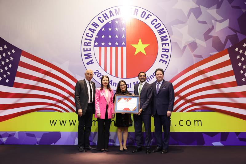 A representative of Citi Vietnam receives the award. Source: Citi Vietnam