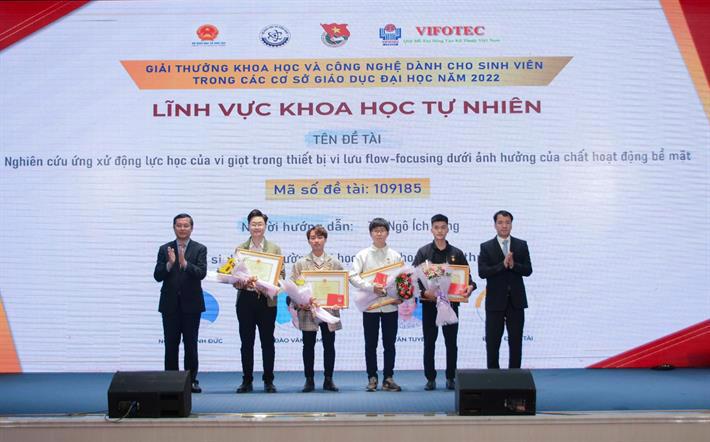 Thứ trưởng Nguyễn Văn Phúc và đại diện Trung ương Đoàn thanh niên cộng sản HCM trao Bằng khen của Bộ GDĐT và Huy hiệu tuổi trẻ sáng tạo của Trung ương Đoàn TNCS Hồ Chí Minh cho các sinh viên đoạt giải Nhất.
