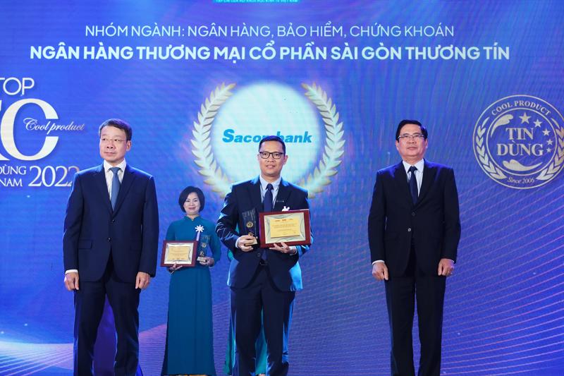 Đại diện Sacombank, Ông Lương Văn Tuấn - Giám đốc Chi Nhánh Thủ Đô, nhận cúp và Giấy chứng nhận giải thưởng của Ban tổ chức.